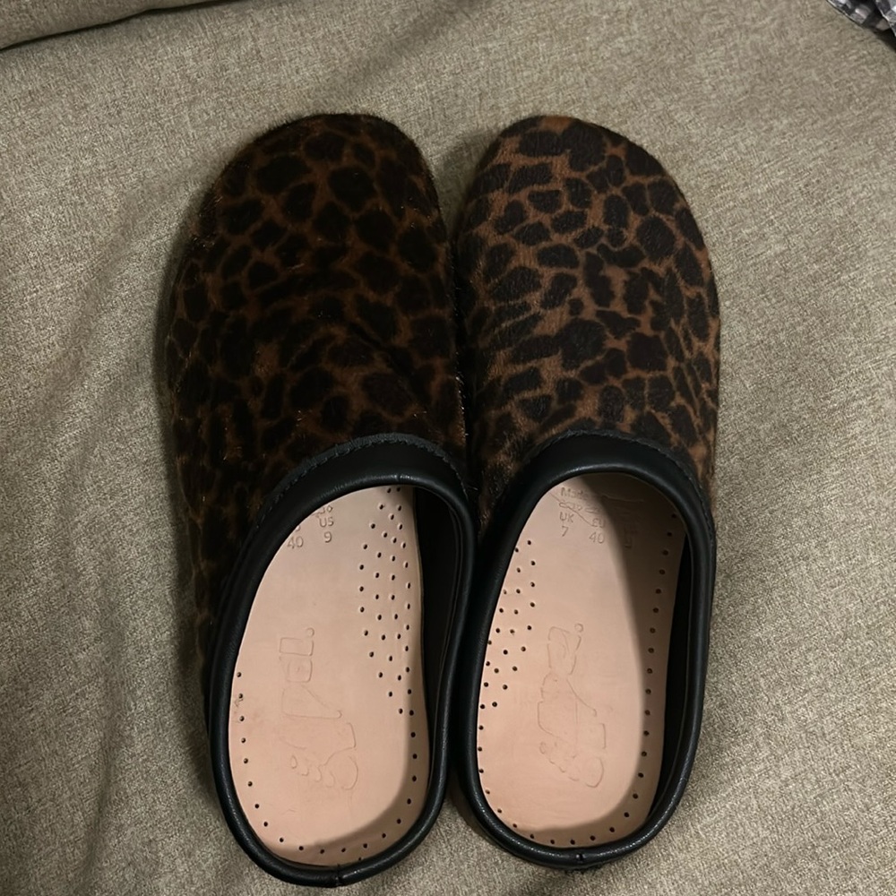 Leopard clogs. Yogifootwear